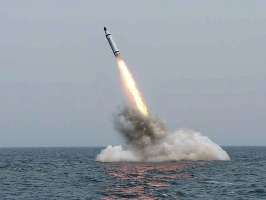 Một vụ phóng tên lửa từ tàu ngầm của Triều Tiên. Ảnh: KCNA