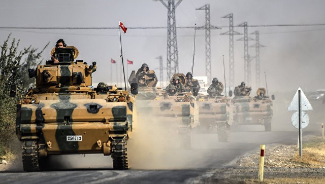 Xe tăng Thổ Nhĩ Kỳ tiến vào phía Bắc lãnh thổ Syria. Ảnh: AFP