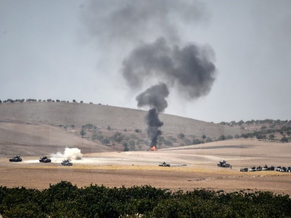 Khói bốc lên sau các vụ nã pháo của quân đội Thổ Nhĩ Kỳ từ khu vực Gaziantep, giáp giới Syria ngày 24/8. (Nguồn: AFP/TTXVN)