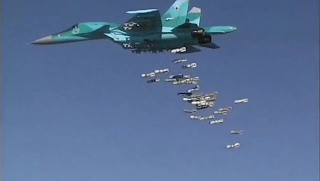 Cường kích - ném bom Su-34 oanh tạc mục tiêu khủng bố ở Syria. Ảnh: RIA Novosti