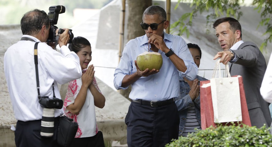 Ông Obama dạo phố, uống nước dừa tại Lào. Ảnh: AP