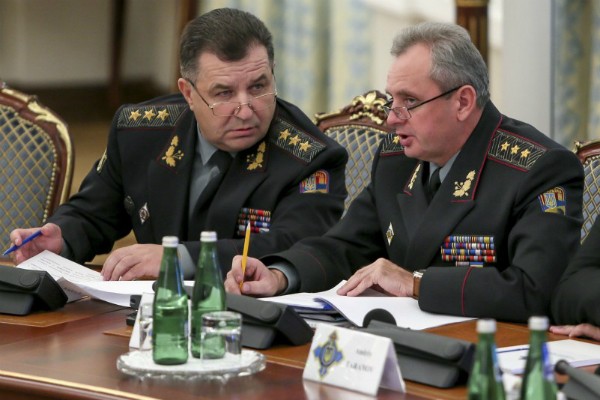 Bộ trưởng Bộ Quốc phòng Ukraine Stepan Poltorak và Tham mưu trưởng Viktor Muzhenko. Ảnh: Unian