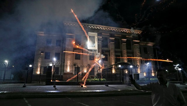 Đại sứ quán Nga tại Kiev bị tấn công bằng pháo sáng. Ảnh: Reuters