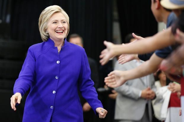 Cựu Ngoại trưởng Mỹ Hillary Clinton tiếp tục dẫn trước tỷ phú Donald Trump trong các cuộc thăm dò. Ảnh: AP