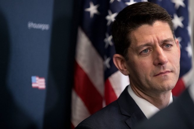 Chủ tịch Hạ viện Mỹ Paul Ryan tuyên bố không tiếp tục "bảo vệ" ứng viên đảng Cộng hòa Donald Trump. Ảnh: AP