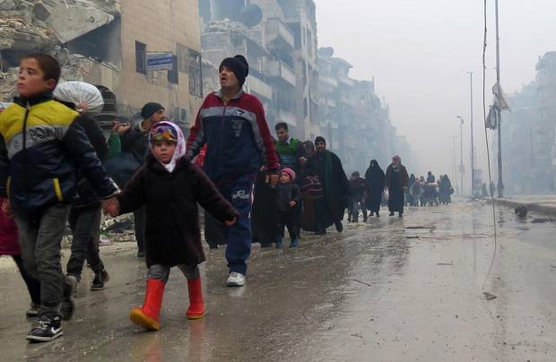 Người dân Aleppo rời thành phố. Ảnh: AP