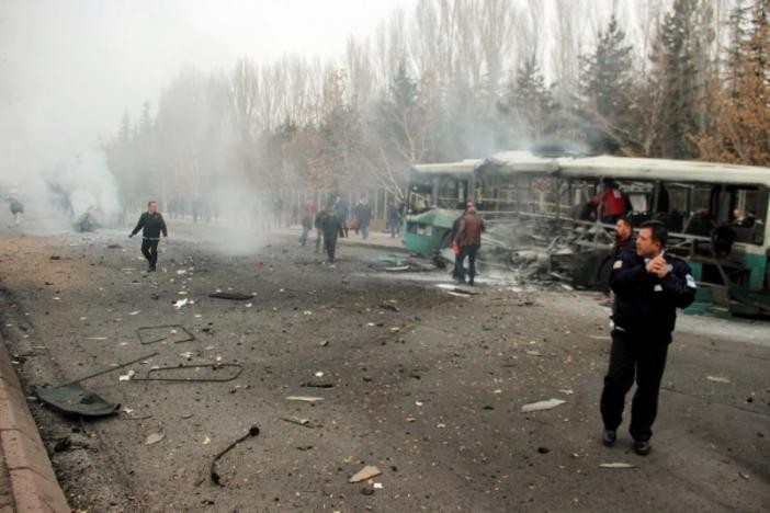 Cảnh tượng hãi hùng vụ đánh bom xe khiến hàng chục người thương vong