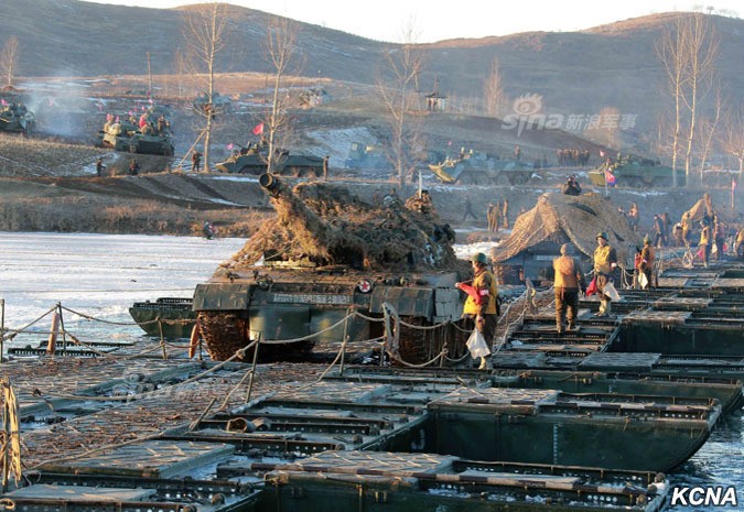 Ông Kim Jong-un trực tiếp chỉ đạo xe tăng vượt sông tập trận