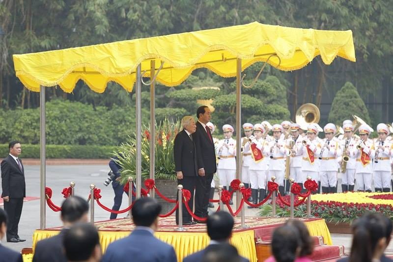 Chủ tịch nước Trần Đại Quang và Nhà vua Nhật Bản Akihito tại lễ đón chính thức tại Phủ Chủ tịch.