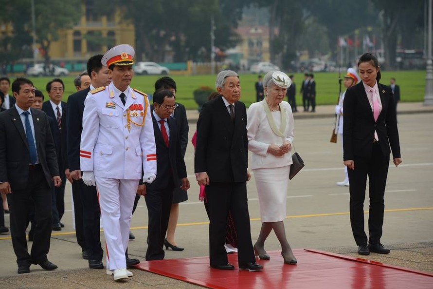 Nhà vua và Hoàng hậu Nhật Bản đến viếng Lăng Chủ tịch Hồ Chí Minh sáng 1/3.
