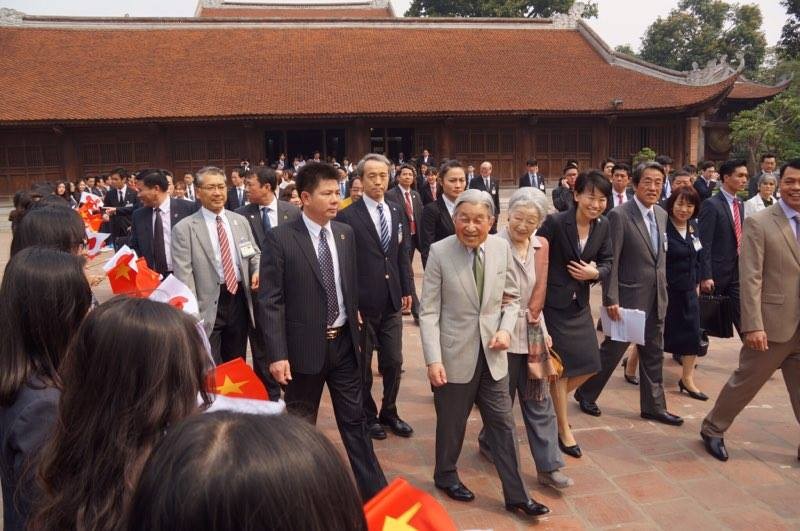 [Ảnh] Nhà vua và Hoàng hậu Nhật Bản giao lưu với cựu sinh viên Việt Nam