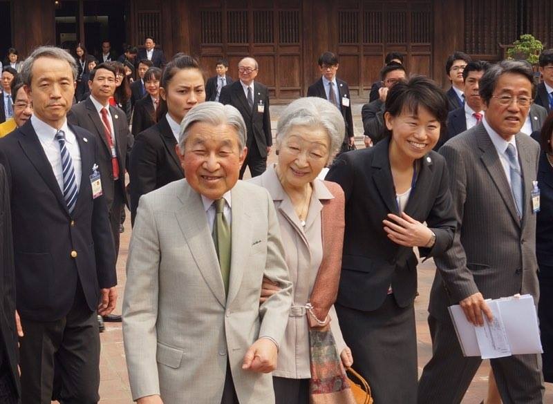 Nhà vua Akihito và Hoàng hậu tại buổi giao lưu với cựu sinh viên Việt Nam từng du học ở Nhật Bản vào sáng nay, ngày 2/3. Ảnh: Mạnh Thắng