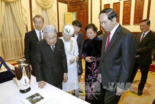 Nhà vua Nhật Bản và Hoàng hậu trao tặng phẩm tới Chủ tịch nước Trần Đại Quang và Phu nhân - Ảnh: TTXVN