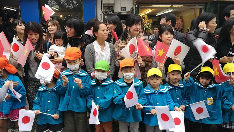 Cộng đồng người Nhật giương cờ hoa đón Nhà vua và Hoàng hậu