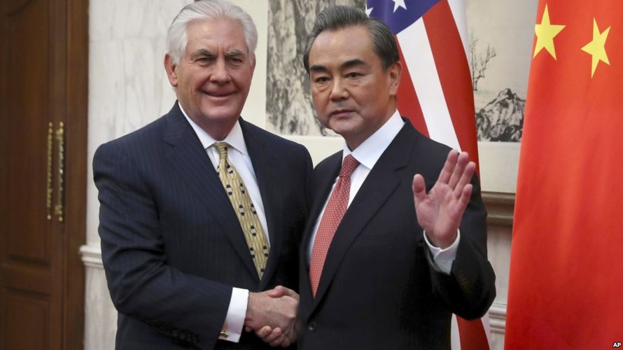 Ngoại trưởng Mỹ Rex Tillerson (trái) và người đồng cấp Trung Quốc Vương Nghị tại Bắc Kinh. Ảnh: VOA News