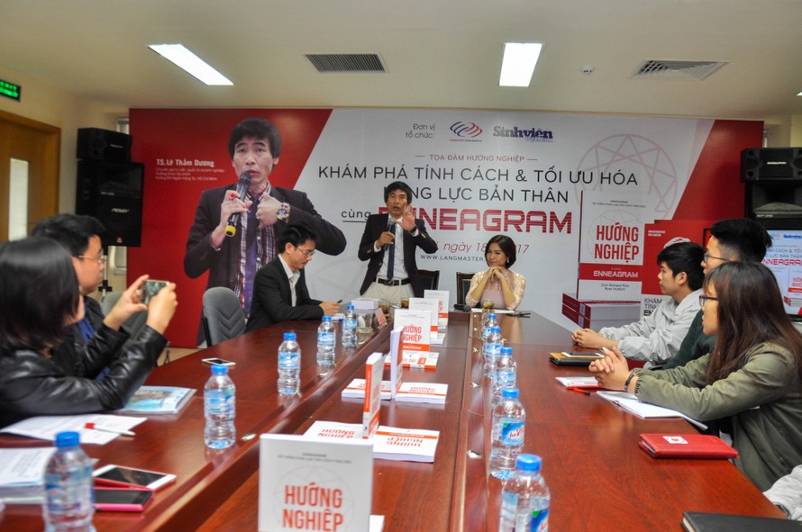 Tiến sĩ Lê Thẩm Dương giới thiệu cuốn sách “Hướng nghiệp cùng Enneagram” ngày 18/3/2017 tại Hà Nội.