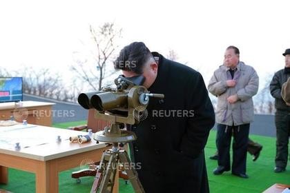 Nhà lãnh đạo CHDCND Triều Tiên theo dõi một cuộc tập trận quân sự của quân đội nước này. Ảnh: KCNA/Reuters