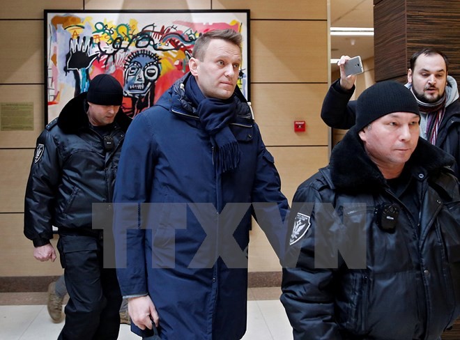Ông Alexei Navalnyi (giữa) bị cảnh sát áp giải tại Moskva ngày 31/1. (Nguồn: EPA/TTXVN)