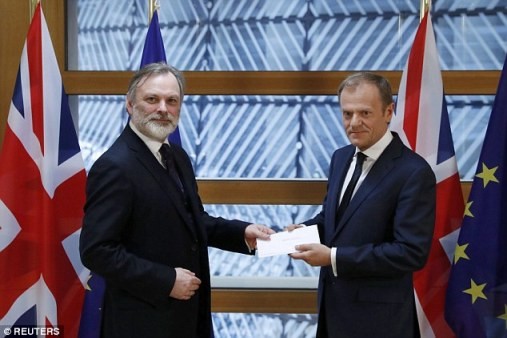 Bức thư tuyên bố kích hoạt Điều 50 Hiệp ước Lisbon được chuyển tới tay ông Donald Tusk. Ảnh: Reuters