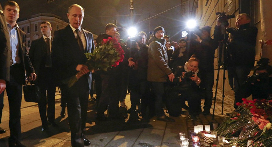 Tổng thống Nga Vladimir Putin đặt hoa tưởng niệm các nạn nhân tấn công kẻ khủng bố tối ngày 3/4 tại thành phố St.Petersburg. Ảnh: RIA Novosti