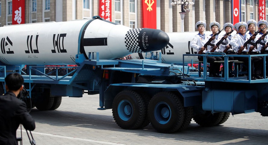 Tên lửa đạn đạo phóng từ tàu ngầm lần đầu xuất hiện trong một buổi lễ duyệt binh của Triều Tiên, hôm 15/4 tại Bình Nhưỡng. Ảnh: AFP