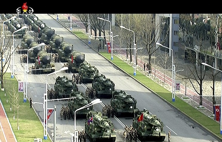 Triều Tiên phô trương sức mạnh quân sự tại lễ duyệt binh diễn ra sáng 15/4 tại thủ đô Bình Nhưỡng. Ảnh: AP
