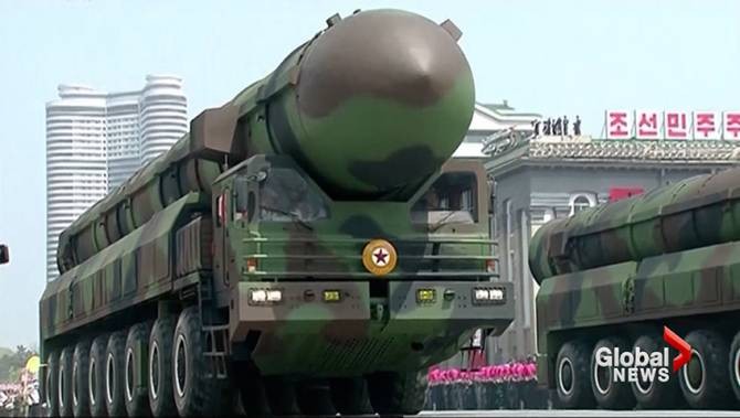 Triều Tiên phô trương tên lửa trong buổi lễ duyệt binh hôm 15/4 tại Bình Nhưỡng. Ảnh: News
