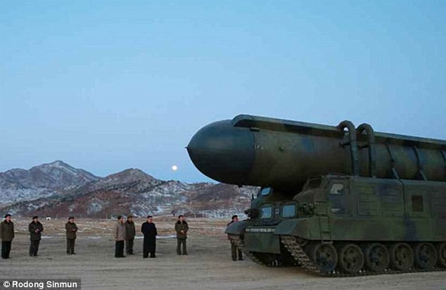 Nhà lãnh đạo CHDCND Triều Tiên thị sát tên lửa đạn đạo của nước này. Ảnh: Rodong Sinmun