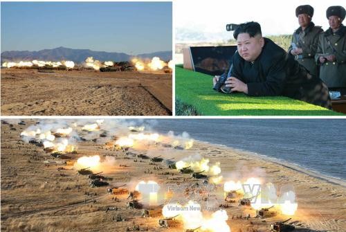 Nhà lãnh đạo Triều Tiên Kim Jong-un (ảnh trên, góc phải) thị sát và chỉ đạo một cuộc tập trận pháo binh. Ảnh: Yonhap/TTXVN