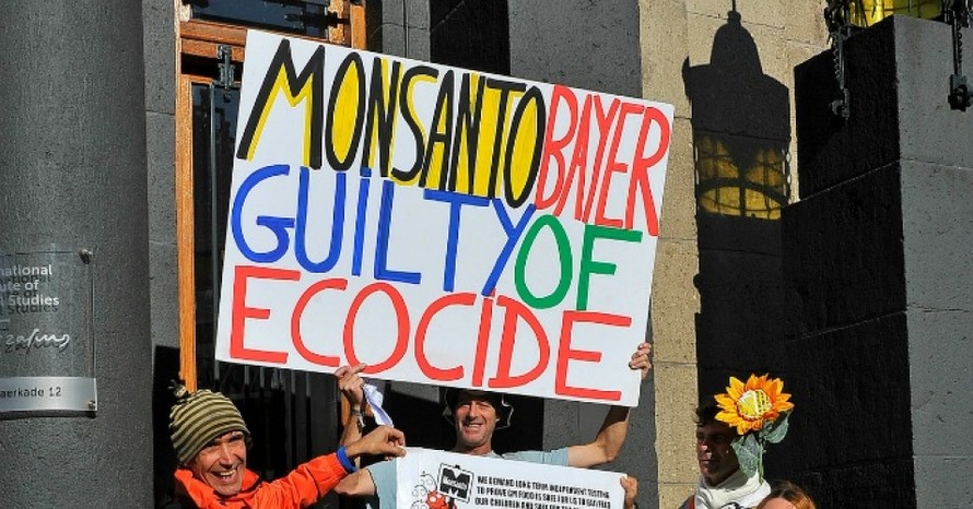 Những người biểu tình phản đối Monsanto bên ngoài nơi diễn ra phiên tòa về Monsanto ảnh: Getty Images
