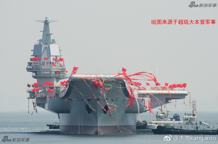 Quang cảng lễ hạ thuỷ tàu sân bay tại Nhà máy đóng tàu Đại Liên thuộc Tập đoàn Công nghiệp tàu thuyền hạng nặng Trung Quốc. Ảnh: Sina