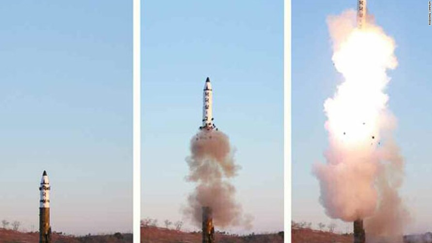 Lộ video Triều Tiên khai hoả tên lửa Pukguksong-2