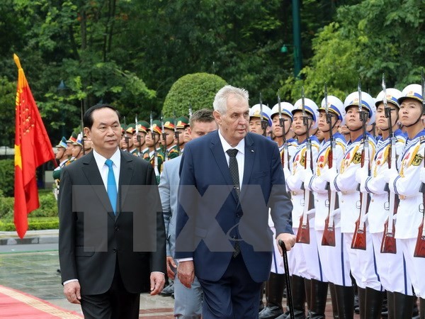 Chủ tịch nước Trần Đại Quang và Tổng thống Milos Zeman duyệt Đội danh dự Quân đội nhân dân Việt Nam. (Ảnh: Nhan Sáng/TTXVN)
