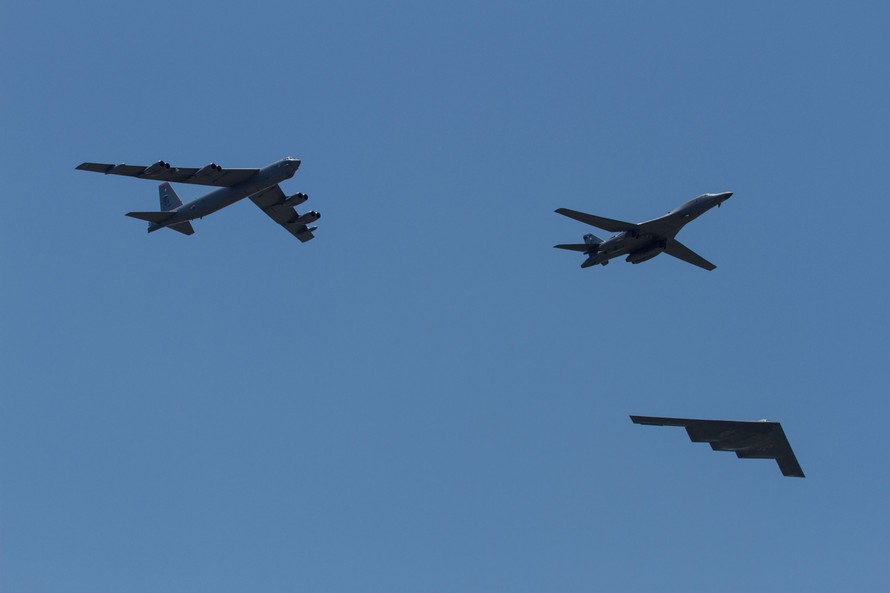 Bộ ba máy bay ném bom Mỹ đồng loạt xuất hiện ở châu Âu