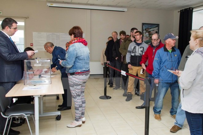 Cử tri Pháp đi bỏ phiếu tại điểm bầu cử ở Saint-Pierre ngày 17/6. (Nguồn: AFP/TTXVN)