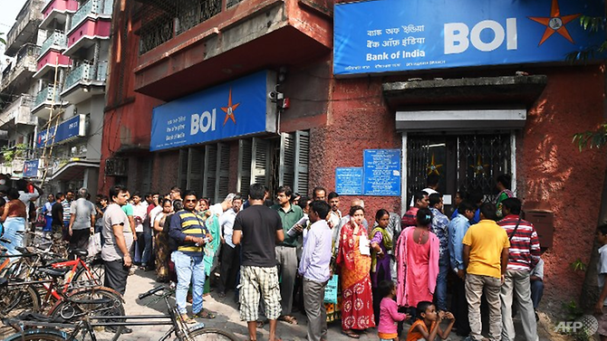 Người dân ở Kolkata xếp hàng bên ngoài ngân hàng để gửi tiền và đổi tiền mới 500 và 1.000 ngày 10/11/2016. Ảnh: AFP