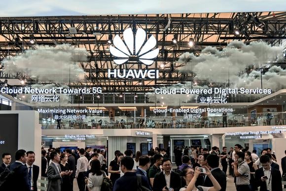 Khách tham quan gian hàng của Huawei tại Triển lãm Di động MWC 2017 ở Thượng Hải. Ảnh: Reuters