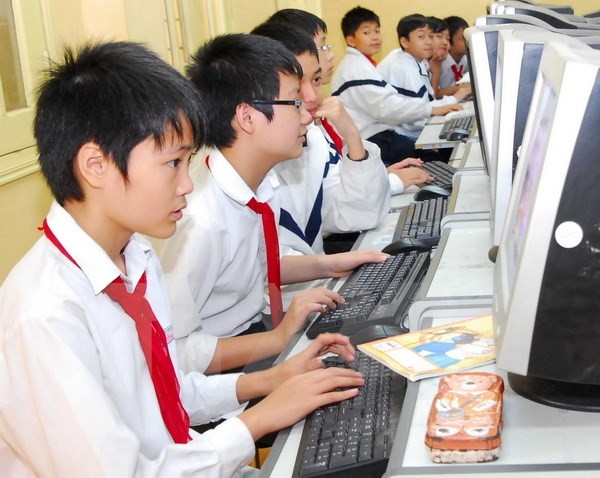 Học sinh Trường THCS Đống Đa, Hà Nội, truy cập Internet tại phòng tin học của trường. (Ảnh: Bích Ngọc/TTXVN)