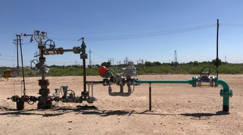 Một giếng dầu mới đi vào khai thác tại một nhà máy của Occidental Petroleum Corp đã giúp tăng sản lượng dầu ở Hobbs, New Mexico, Mỹ vào ngày 3/5/2017. Ảnh: Reuters