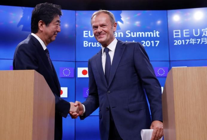 Thủ tướng Nhật Bản Shinzo Abe và Chủ tịch Hội đồng châu Âu Donald Tusk hội nghị thượng đỉnh EU-Japan tại Brussels, Bỉ ngày 6/7/2017. Ảnh: Reuters