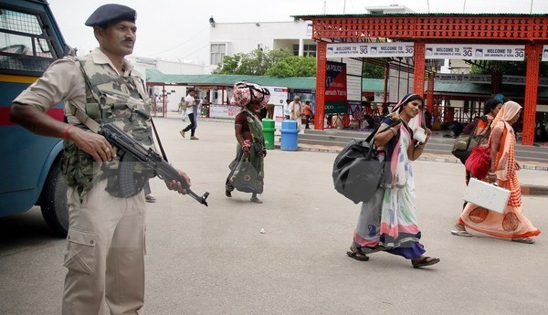 Binh sỹ Ấn Độ tăng cường kiểm tra an ninh tại Jammu, thủ phủ mùa Đông, bang Kashmir ngày 11/7. Ảnh: EPA