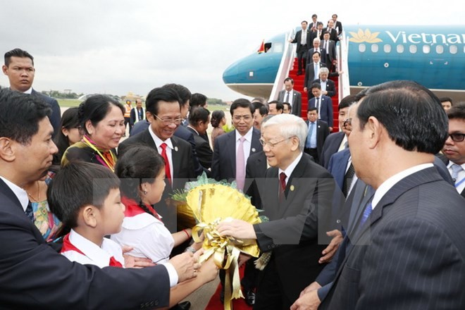 Lễ đón Tổng Bí thư Nguyễn Phú Trọng tại sân bay Quốc tế Pochentong ở Thủ đô Phnom Penh. (Ảnh: Trí Dũng/TTXVN)