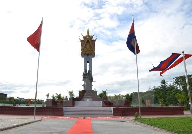 Tượng đài Hữu nghị Việt Nam-Campuchia tại tỉnh Battambang. (Ảnh: Hùng Hưng Đa/TTXVN)