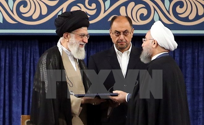 Tổng thống Iran Hassan Rouhani (phải), Đại giáo chủ Ali Khamenei (trái) tại buổi lễ nhậm chức ở Tehran ngày 3/8. (Nguồn: EPA/TTXVN)