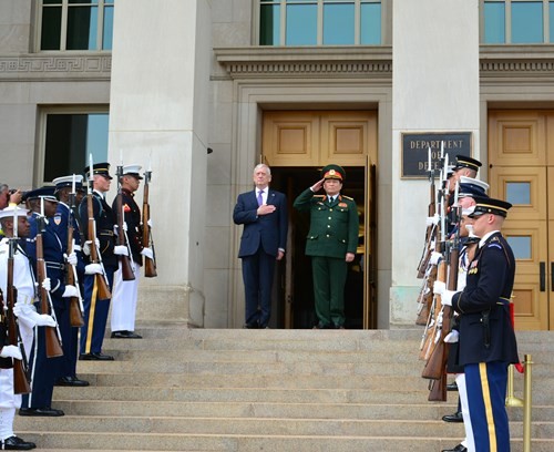 Lễ đón Bộ trưởng Ngô Xuân Lịch tại Bộ Quốc phòng Mỹ.