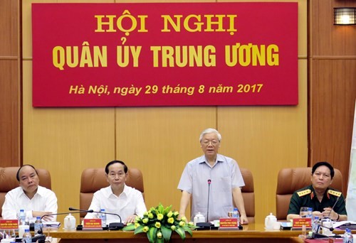 Tổng Bí thư Nguyễn Phú Trọng và các đồng chí lãnh đạo Quân ủy Trung ương dự hội nghị. 
