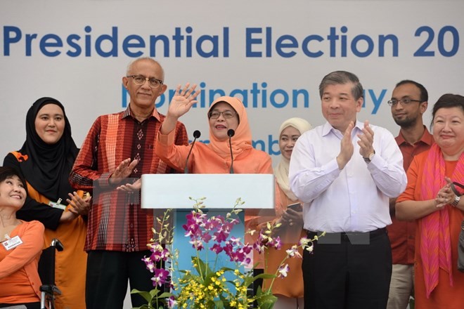 Tổng thống đắc cử Singapore Halimah Yacob (giữa) phát biểu trước người hâm mộ tại Trung tâm Ứng cử ở Singapore ngày 13/9. (Nguồn: AFP/TTXVN)