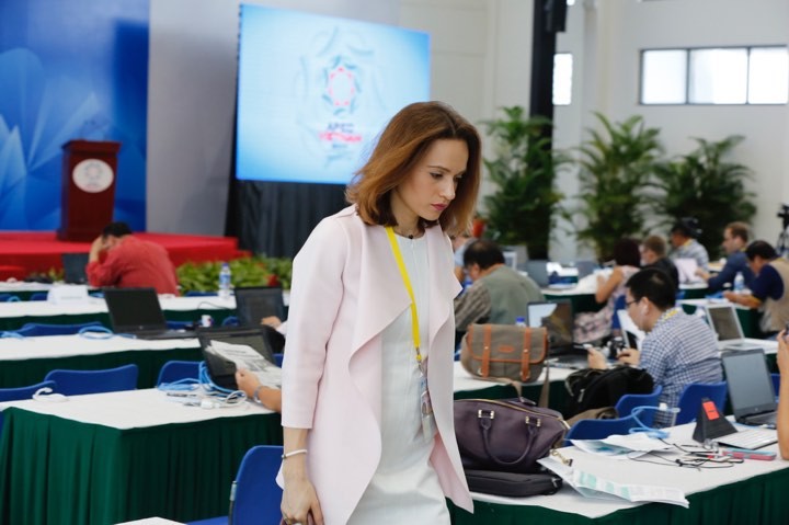 'Bóng hồng' bận rộn ở Trung tâm báo chí APEC