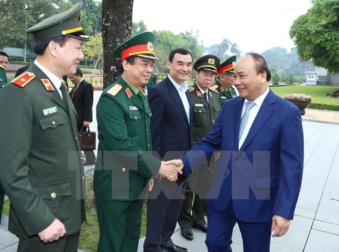 Thủ tướng Nguyễn Xuân Phúc và cán bộ Ban quản lý Lăng Chủ tịch Hồ Chí Minh. (Ảnh: Thống Nhất/TTXVN)