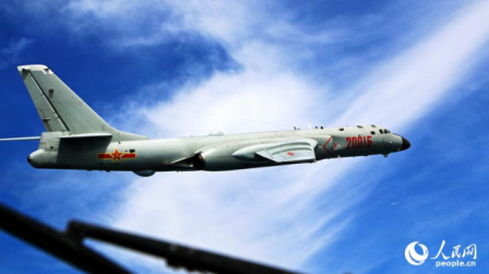 Máy bay ném bom H-6K của Trung Quốc.